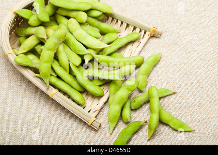 Semi di soia verdi su sfondo di tela Foto Stock