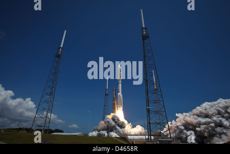 Atlas V Rocket lancia a Juno veicolo spaziale (201108050005HQ) Foto Stock