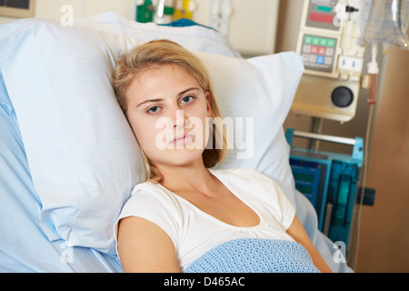 Premuto femminile adolescente paziente sdraiato nel letto di ospedale Foto Stock