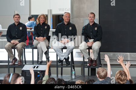 I membri dell'equipaggio della STS-135 visitano l'American Museum of Natural History di New York. Gli astronauti, tra cui Chris Ferguson, Doug Hurley e Sandra Magnus, condividono le loro esperienze dalla missione finale dello Space Shuttle. Foto Stock