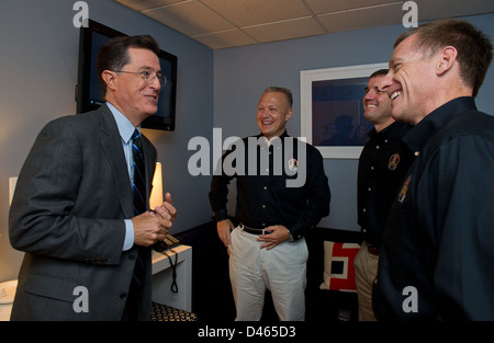 I membri dell'equipaggio della STS-135, tra cui Chris Ferguson, Doug Hurley e Rex Walheim, visitano New York City per un evento post-volo dopo l'ultima missione dello Space Shuttle. L'equipaggio ha partecipato a interviste ed eventi pubblici, segnando la fine del programma Space Shuttle. Foto Stock