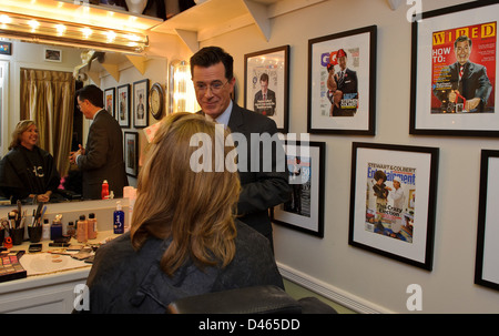 I membri dell'equipaggio della STS-135, tra cui Sandy Magnus e Stephen Colbert, hanno partecipato a una visita post-volo a New York, promuovendo l'esplorazione spaziale e i contributi della NASA alla scienza spaziale. Foto Stock