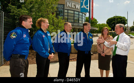 I membri dell'equipaggio della STS-135, tra cui gli astronauti della NASA Chris Ferguson, Doug Hurley e Rex Walheim, visitano New York City per un tour post-volo, riflettendo sulla missione finale dello Space Shuttle, sulle loro esperienze e sui contributi della NASA all'esplorazione spaziale. Foto Stock