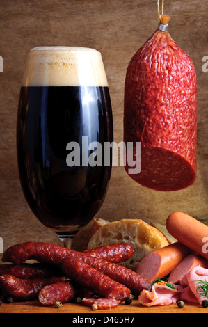 Ancora in vita con salsicce tradizionali e bicchiere di birra scura Foto Stock