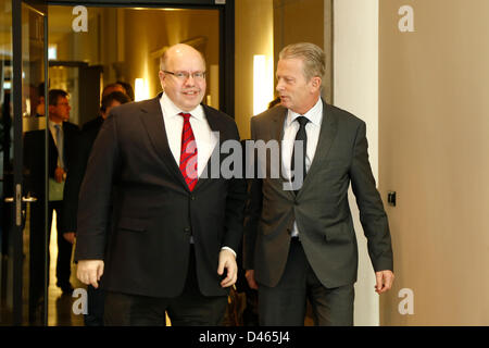 Berlino, Germania. Il 6 marzo 2013. Ambiente federale Ministro Peter ALTMAIER incontra austriaca di economia Ministro Reinhold Mitterlehner al federale Ministero dell Ambiente a Berlino. Sulla foto: Peter Altmaier (CDU), Ministro federale dell'ambiente, e l'economia austriaca Ministro Reinhold Mitterlehner al BMU a Berlino. Credito: Reynaldo Chaib Paganelli / Alamy Live News Foto Stock