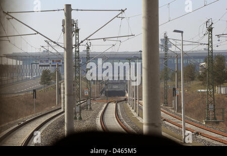 Vista del terminale di Berlin Brandenburg Airport Willy Brandt (BER) dalla cabina del conducente di un treno regionale per la rotta verso la stazione ferroviaria dell'aeroporto di Schoenefeld, Germania, 06 marzo 2013. Treni si fermano alla stazione ferroviaria dell'aeroporto regolarmente poiché gli impianti devono essere mantenuti in condizioni perfette fino all'aeroporto effettivamente si apre. Foto: BERND SETTNIK Foto Stock