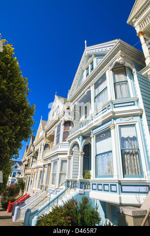Painted Ladies e la skyline di San Francisco da Alamo Square, San Francisco, California, Stati Uniti d'America Foto Stock