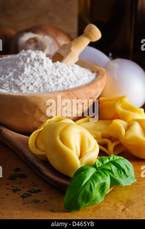 Tradizionali fatti in casa la pasta italiana i tortellini e ingredienti Foto Stock