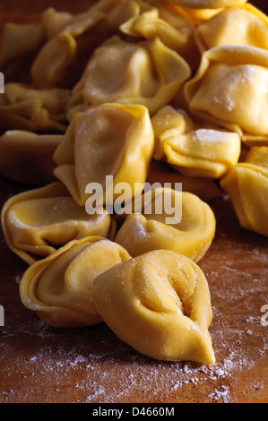 Sfondo con tradizionali fatti in casa tortellini italiano Foto Stock