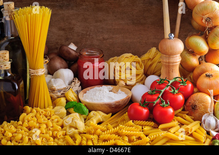 Ancora vita con i tradizionali piatti di pasta italiana e ingredienti Foto Stock