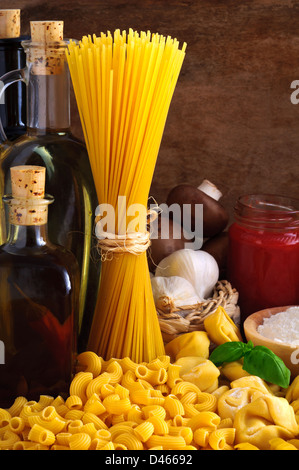 Ancora vita con i tradizionali piatti di pasta italiana e ingredienti alimentari Foto Stock