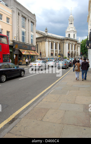 St Alfege Chiesa e i negozi e i ristoranti sulla strada di Nelson a Greenwich, Londra, Inghilterra. Editoriale solo il 24 giugno 2011 Foto Stock