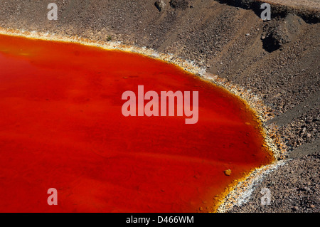 Dettaglio del rosso acqua acida stagno in São Domingos miniera abbandonata di una miniera a cielo aperto di Mertola, Alentejo, Portogallo. Foto Stock