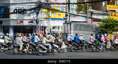 Ora di punta del traffico su scooter e moto in Ho Chi Minh City Vietnam Foto Stock