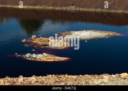Dettaglio di un acido stagno di acqua in São Domingos miniera abbandonata di una miniera a cielo aperto di Mertola, Alentejo, Portogallo. Foto Stock
