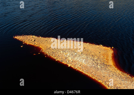 Dettaglio di un acido stagno di acqua in São Domingos miniera abbandonata di una miniera a cielo aperto di Mertola, Alentejo, Portogallo. Foto Stock