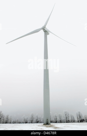 Turbina eolica in un paesaggio invernale del sud della campagna di Ontario, Canada Foto Stock