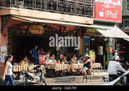 Saigon street scene con turisti Foto Stock