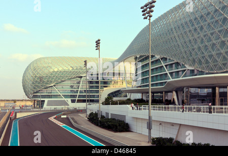 Il Viceroy Hotel e la gara di Formula 1 di via, Yas marina Circuit Abu Dhabi, Emirati Arabi Uniti Foto Stock