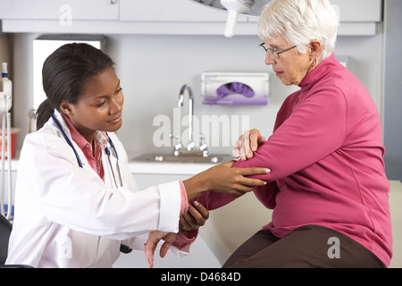 Esame medico paziente femmina con dolore a gomito Foto Stock