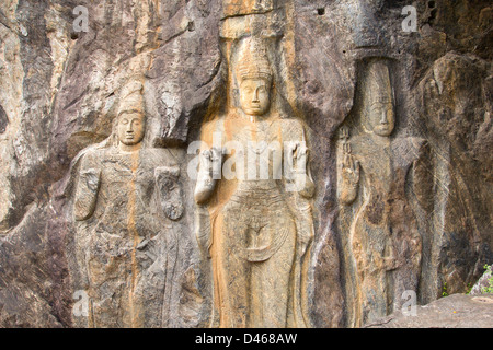 Tre ROCK CUT FIGURE A BUDURUWAGALA, SRI LANKA : MAITREYA, VAJRAPANI E SAHAMPATH BRAHMA Foto Stock