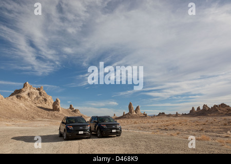 Ford Explorer automobili parcheggiate all' Trona Pinnacles, Deserto della California National Conservation Area Foto Stock