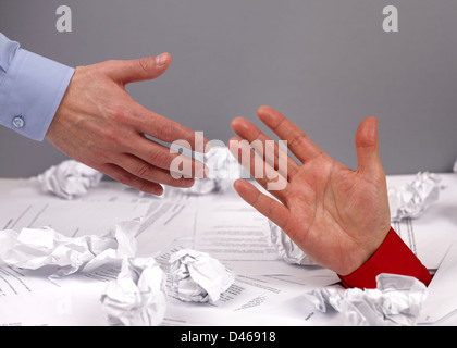 Raggiungere fuori per aiutare Foto Stock