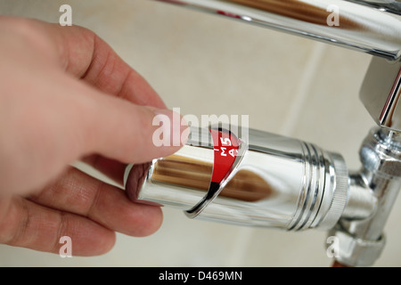 La regolazione del termostato del radiatore Foto Stock