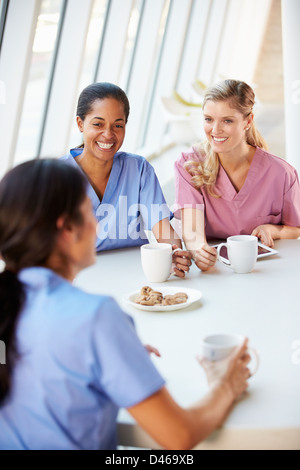 Gruppo di infermieri in chat in un moderno ospedale mensa Foto Stock