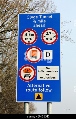 Un cartello con diverse istruzioni e avvertenze all'ingresso del Clyde Tunnel di Glasgow, A739, Scozia, Regno Unito Foto Stock