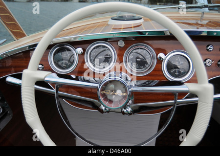 Riva barca classico,Hartford,Huntingdon,l'Inghilterra,Agosto 2008. L' AMMENDA cockpit di un Riva Tritone motoscafo vintage. Foto Stock