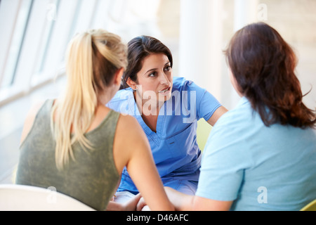 L'infermiera incontro con ragazza adolescente e madre in ospedale Foto Stock