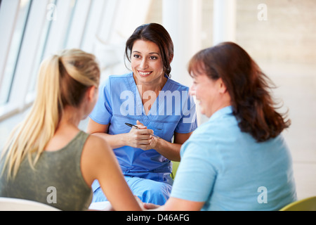 L'infermiera incontro con ragazza adolescente e madre in ospedale Foto Stock