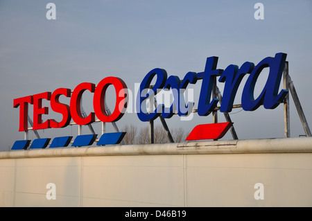 Tesco segni contro un cielo blu Foto Stock