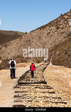 Gli escursionisti a piedi sul sentiero della ferrovia abbandonata che serviva la miniera di Sao Domingos, Mertola, Portogallo Foto Stock