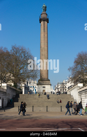 Il Duca di York colonna in Waterloo Place alla sommità del Duca di York passi dal centro commerciale nel centro di Londra. Foto Stock