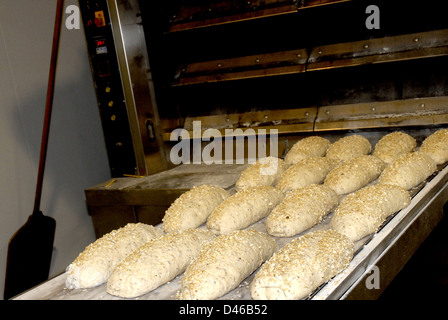 Elaborazione di pane artigianale in pasticceria Foto Stock