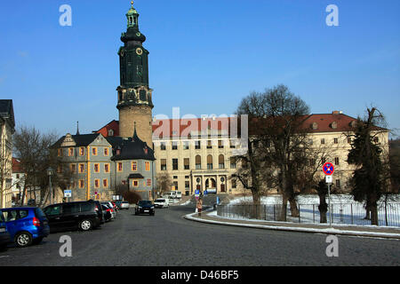 Guardare a sinistra la torre del castello e nel centro dell'ingresso principale del castello. A destra la Bastiglia. La città di Weimar castle (anche residence Castello) è situato nel centro di Weimar all'estremità settentrionale dell'Ilmparkes. Il castello è parte dell'U Foto Stock