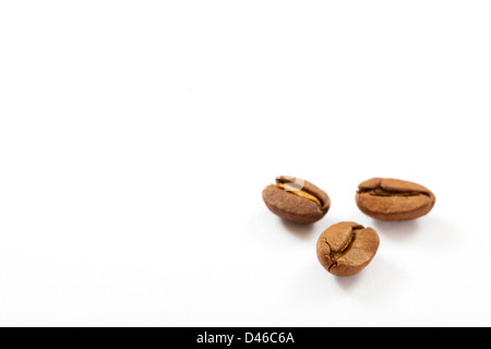 I chicchi di caffè vicino isolata su bianco Foto Stock