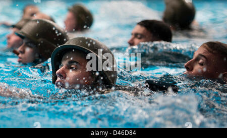 Marine statunitense agli studenti di eseguire esercitazioni di salvataggio durante il Marine Corps Swim Instructor Marzo 5, 2013 al Marine Corps base Camp Lejeune, NC. Foto Stock