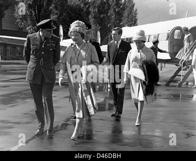 La regina madre, la principessa Margaret e Tony Armstrong-Jones a RAF Cosford 2/5/1961 Foto Stock