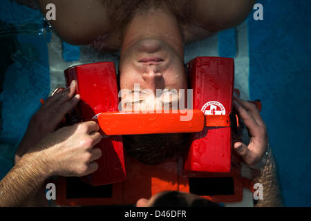 Un marine statunitense istruttore dimostra la tecnica adeguata per trattare la testa, il collo e le lesioni spinali in acqua durante la Marine Corps Swim Instructor Marzo 5, 2013 al Marine Corps base Camp Lejeune, NC. Foto Stock