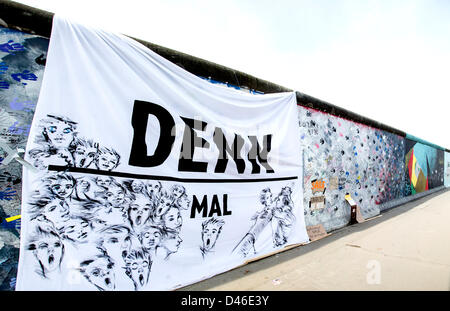 Berlino, Germania. Il 6 marzo 2013. La East Side Gallery è la più grande galleria d'arte a cielo aperto in tutto il mondo e sotto la corrente protesta mondiale in termini di eliminazione di più del muro di Berlino in segmenti per consentire la costruzione di un hotel di lusso in marzo 06, 2013 a Berlino. Credito: mezzatinta alamy / Alamy Live News Foto Stock