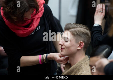 Parigi, Francia. 6 Marzo, 2013. Dietro le quinte durante la sfilata di moda della alludono FallWwinter 2013/2014 collezione presentata durante il Paris pret-a-porter della settimana della moda di Parigi, 6 marzo 2013. Il Paris pret-a-porter sfilate di moda fino al 6 marzo 2013. Foto: Jan Haas/picture alliance/Alamy Live News Foto Stock