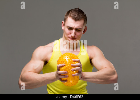 Muscoloso giovane flessione dei muscoli del braccio Foto Stock
