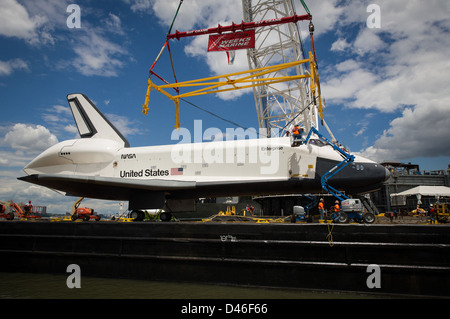 Lo Space Shuttle Enterprise spostare per Intrepid (201206060016HQ) Foto Stock