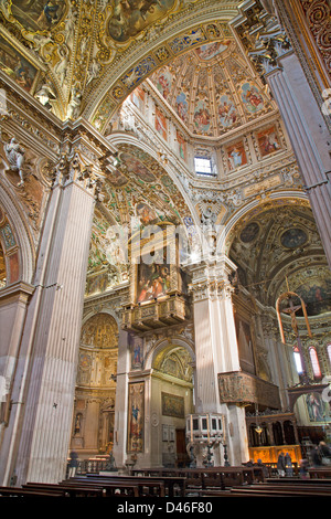 BERGAMO - gennaio 26: la navata principale della cattedrale di Santa Maria Maggiore il 26 gennaio 2013 a Bergamo, Italia. Foto Stock