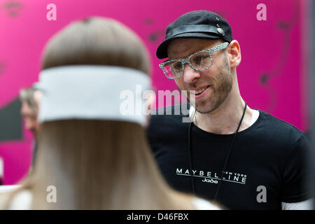 Parigi, Francia. 6 Marzo, 2013. Dietro le quinte durante la sfilata di moda della alludono FallWwinter 2013/2014 collezione presentata durante il Paris pret-a-porter della settimana della moda di Parigi, 6 marzo 2013. Il Paris pret-a-porter sfilate di moda fino al 6 marzo 2013. Foto: Jan Haas/picture alliance/Alamy Live News Foto Stock