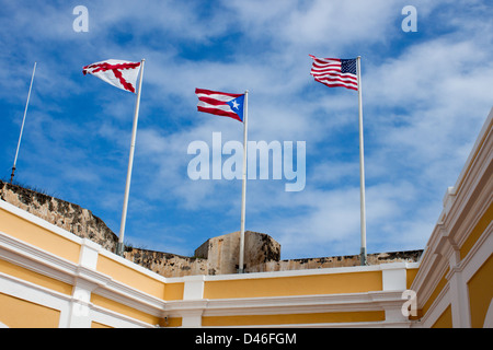 Stati Uniti, Puerto Rico e esercito spagnolo bandiere su Castillio El Morro Foto Stock