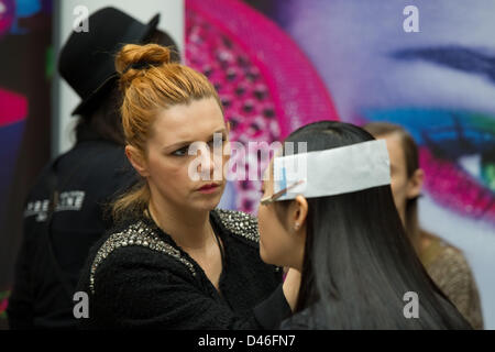 Parigi, Francia. 6 Marzo, 2013. Dietro le quinte durante la sfilata di moda della alludono FallWwinter 2013/2014 collezione presentata durante il Paris pret-a-porter della settimana della moda di Parigi, 6 marzo 2013. Il Paris pret-a-porter sfilate di moda fino al 6 marzo 2013. Foto: Jan Haas/picture alliance/Alamy Live News Foto Stock